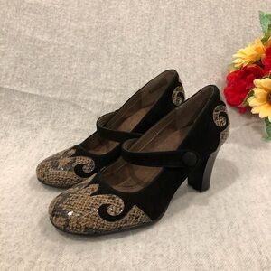 NWT - Aerosoles Elegant Black and Tan Women's Front Strap Heels